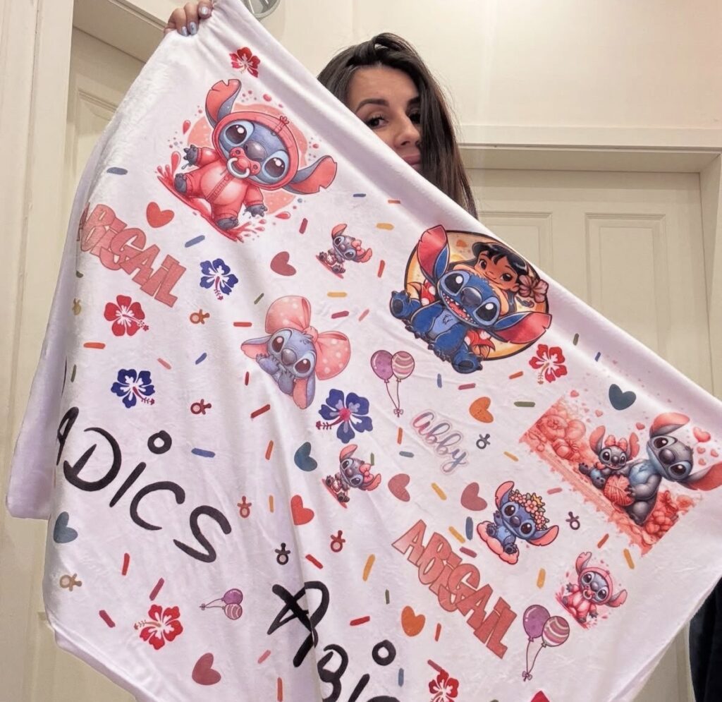 💡 Részletek: • Méret: 100 × 70 cm – ideális babáknak • Anyag: extra puha, bőrbarát textil • Design: teljesen egyedi, előzetes egyeztetés alapján • 🎁 Tökéletes ajándék keresztelőre, születésnapra vagy babaváróra